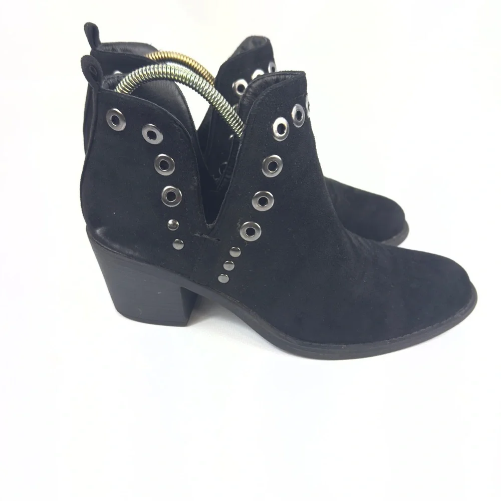 Women's Grommet Ankle Booties - Side Cut Out, Pull On, Stacked Heel Black Sz: 7